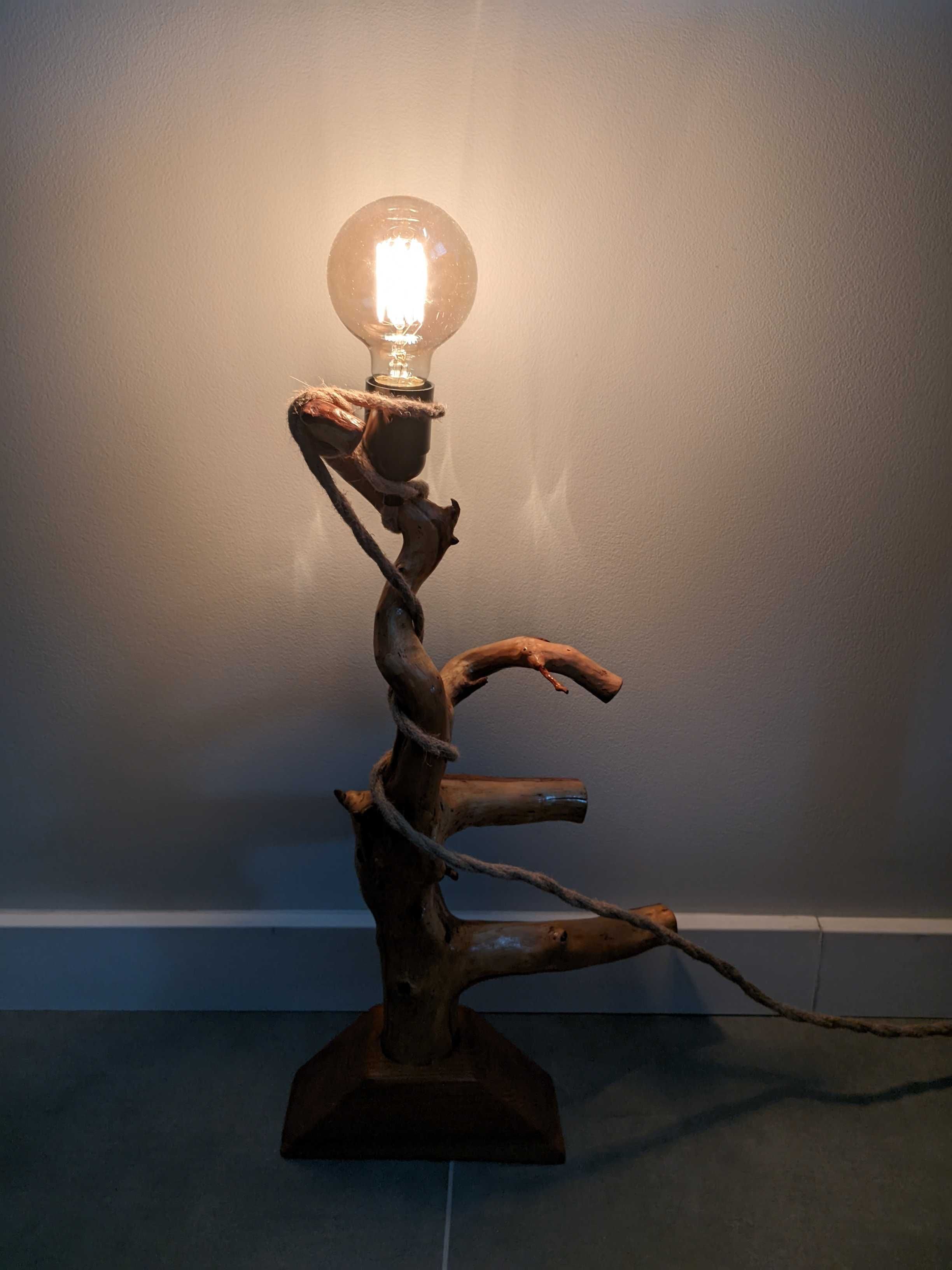 Lampa z korzenia z żarówką, kablem z włącznikiem.