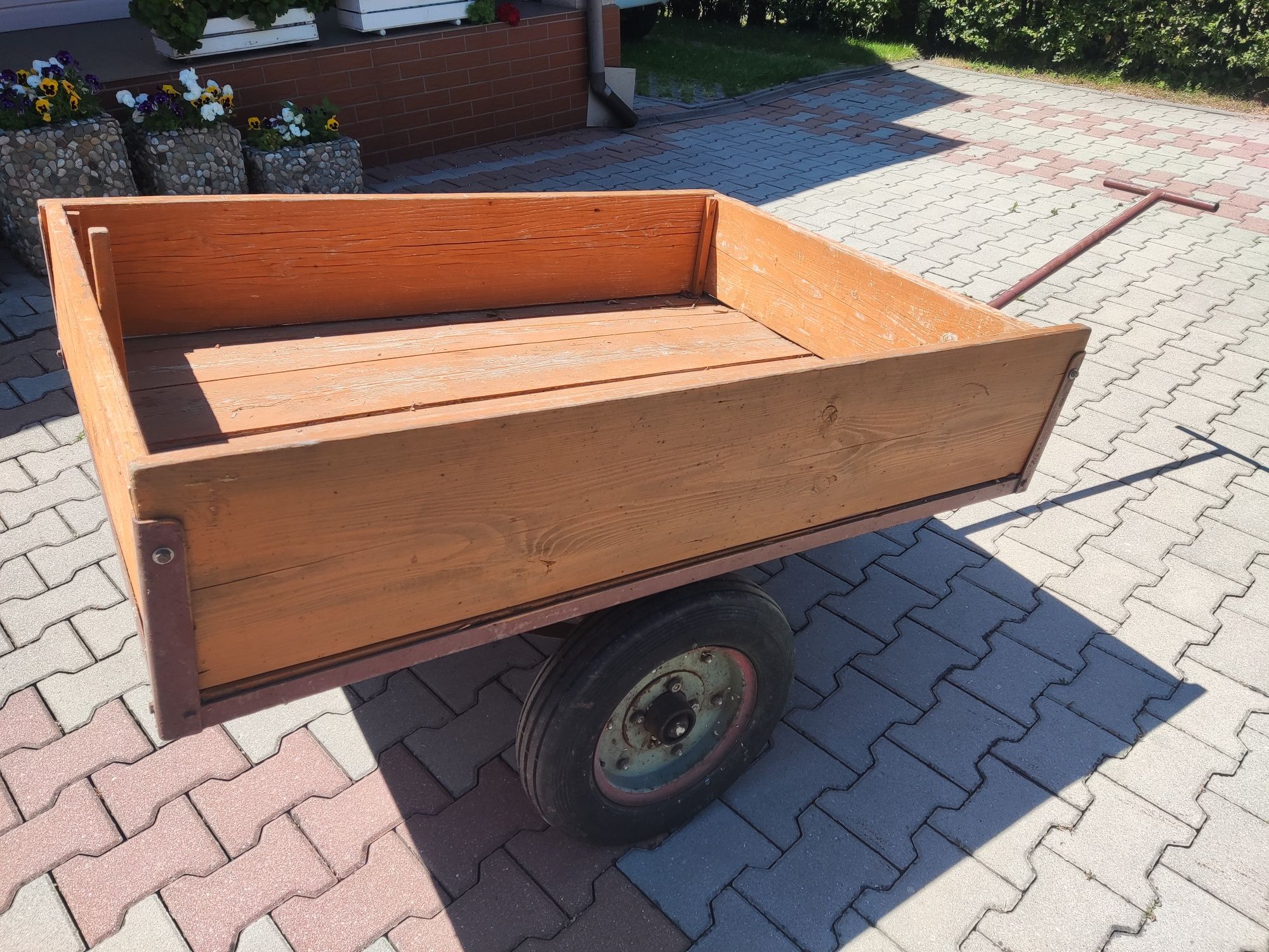 Wózek ogrodowy na kołach pompowanych