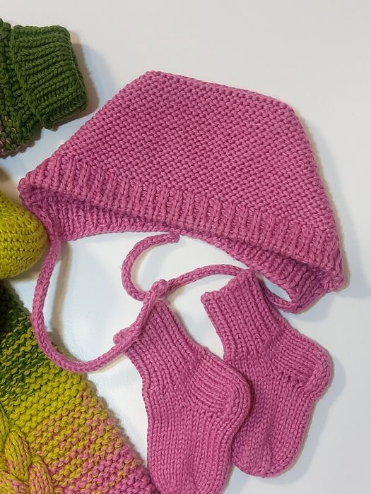 Вязаный комплект (комбинезон, чепчик, носочки и мишка)