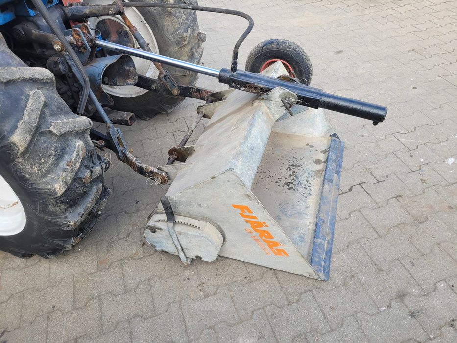 Posypywarka samozaładowcza do  małego ciągnika  na chodniki