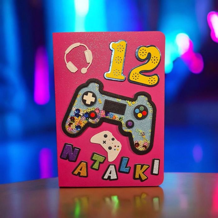 Kartka urodzinowa dla gracza dziewczynki–różowa, z konsolą i imieniem