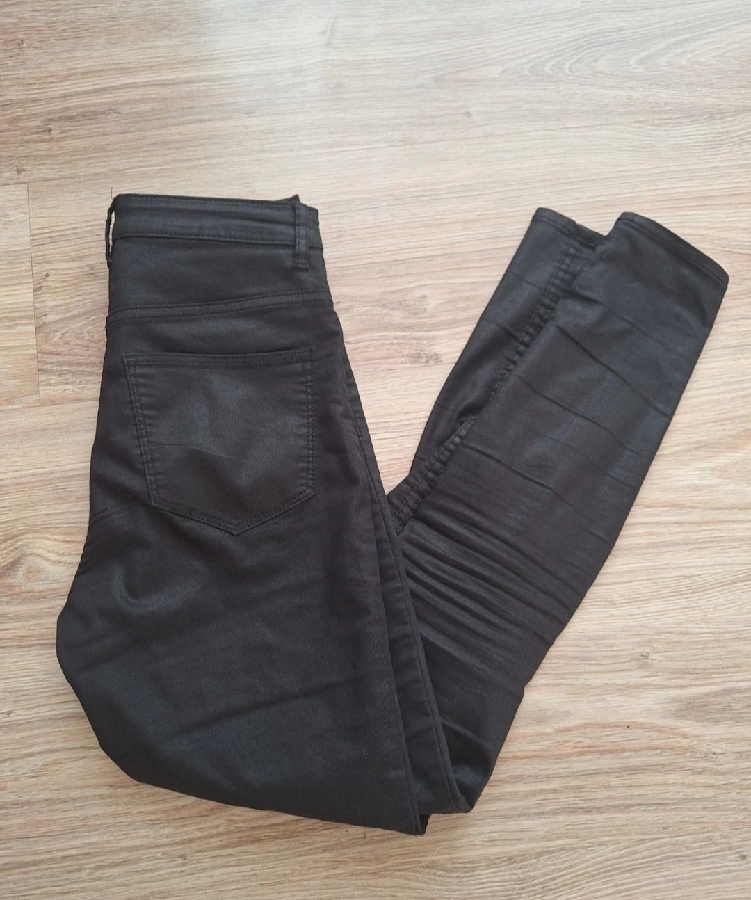 Czarne spodnie woskowane  36 h&m wysoki stan