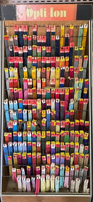 Tecidos, botões, linhas, roupa, lãs, meias de vidro e collants, fechos