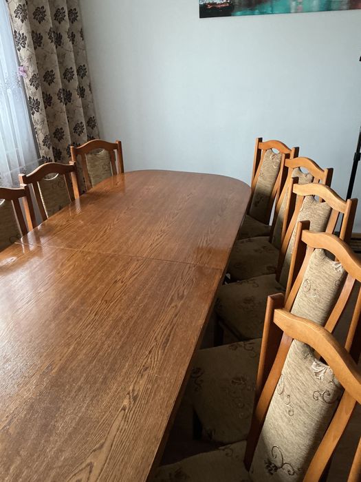 Stół drewniany, rozkładany z krzesłami