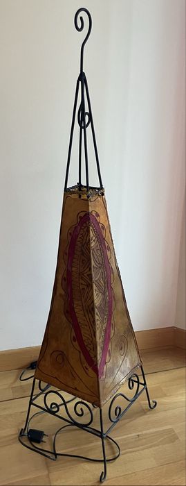 Candeeiro de chão, em couro pintado (Tunisia)