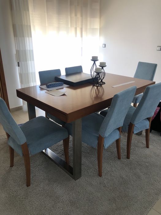 Vários móveis, espelhos, sofá