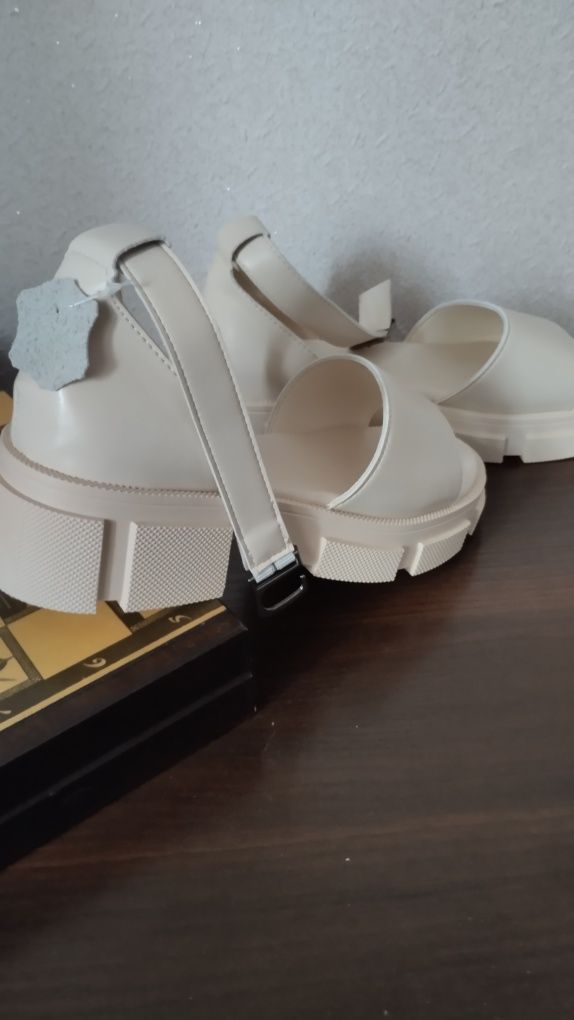 Продам шкіряні босоніжки