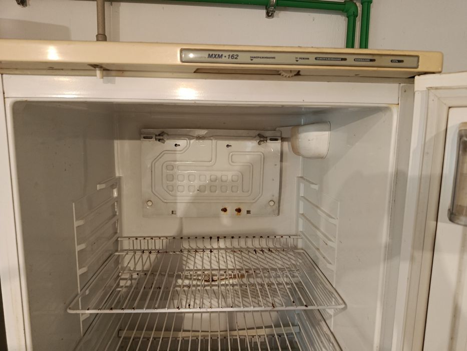 Холодильник, компрессор работает, под ремонт или на запчасти