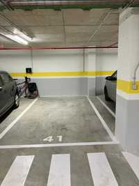 Lugar de garagem com carregador eléctrico em Moscavide