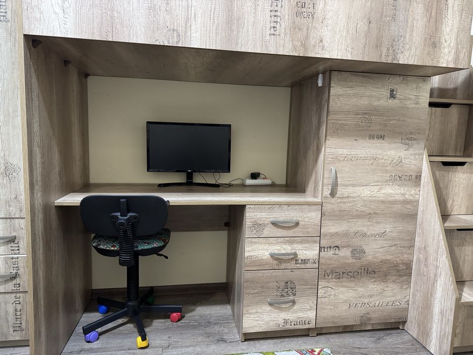 Продам дитяче ліжко + стіл ( комплект) матрац в подарунок