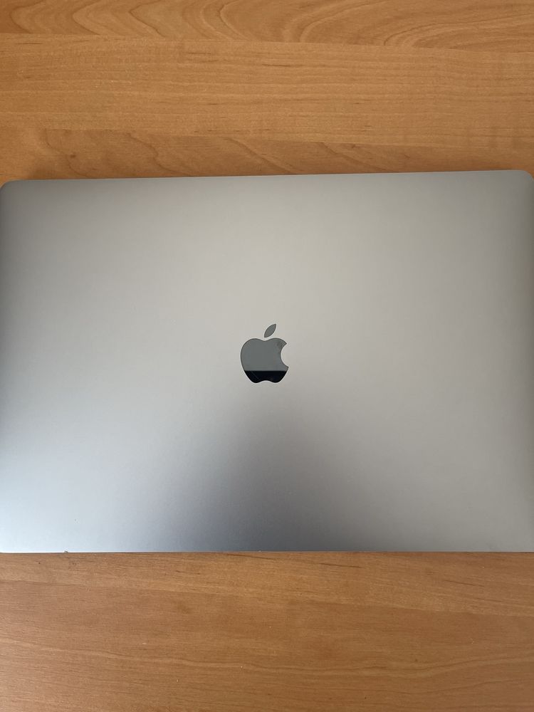 Продам MacBook 2016 + Magic Mouse + переходник