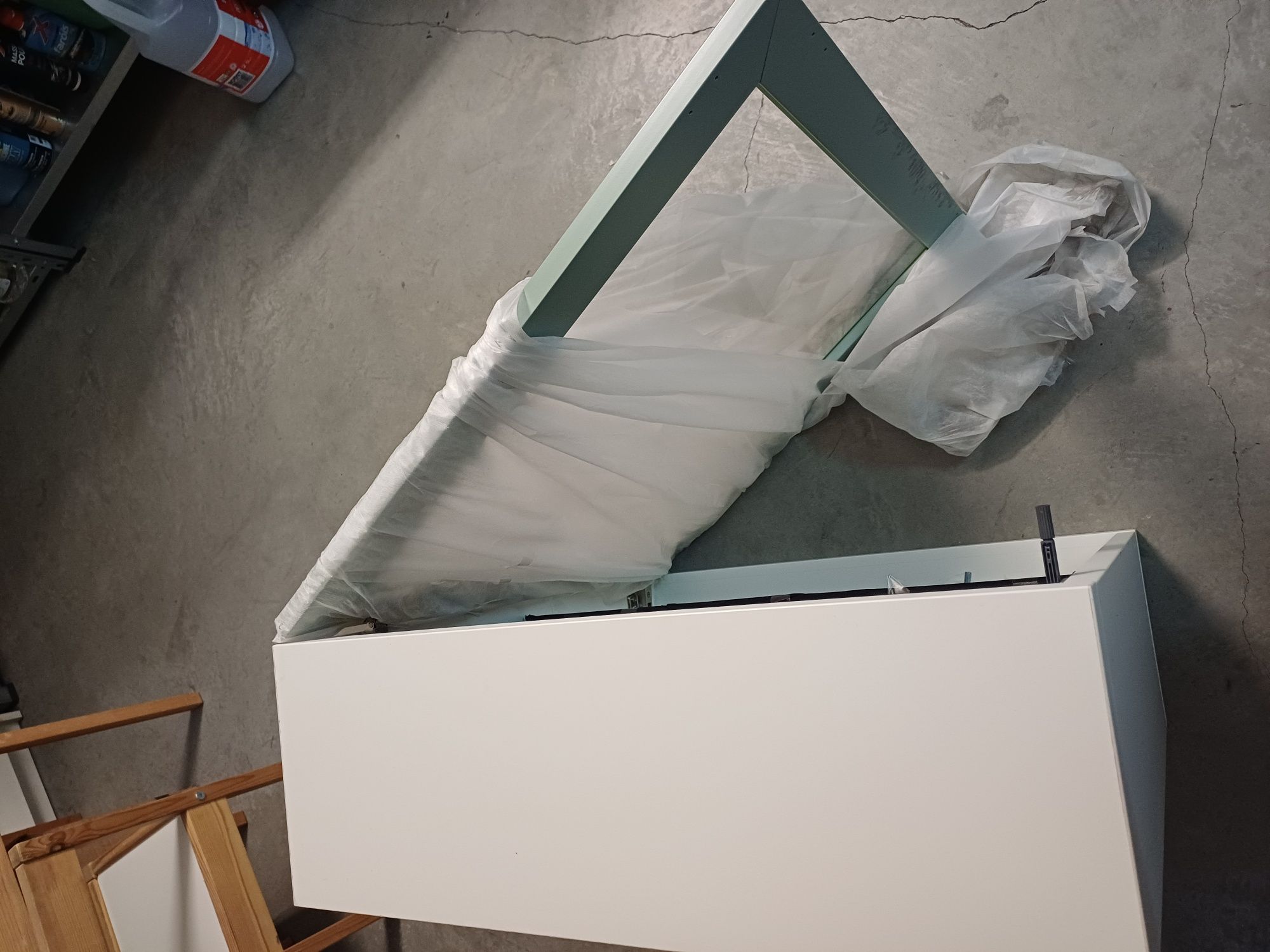 Movel Besta com porta vidro verde