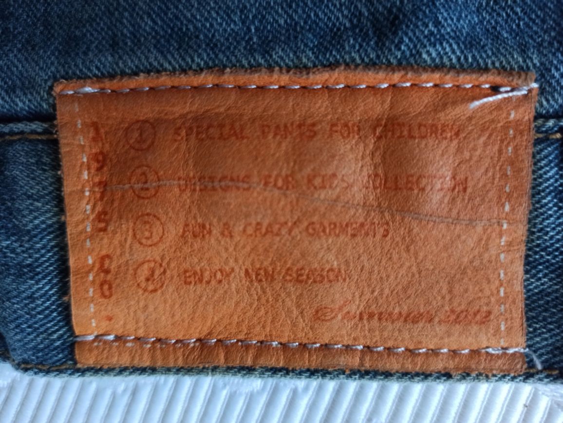Designerskie jeansy z przetarciami, r.140, 9-10 lat