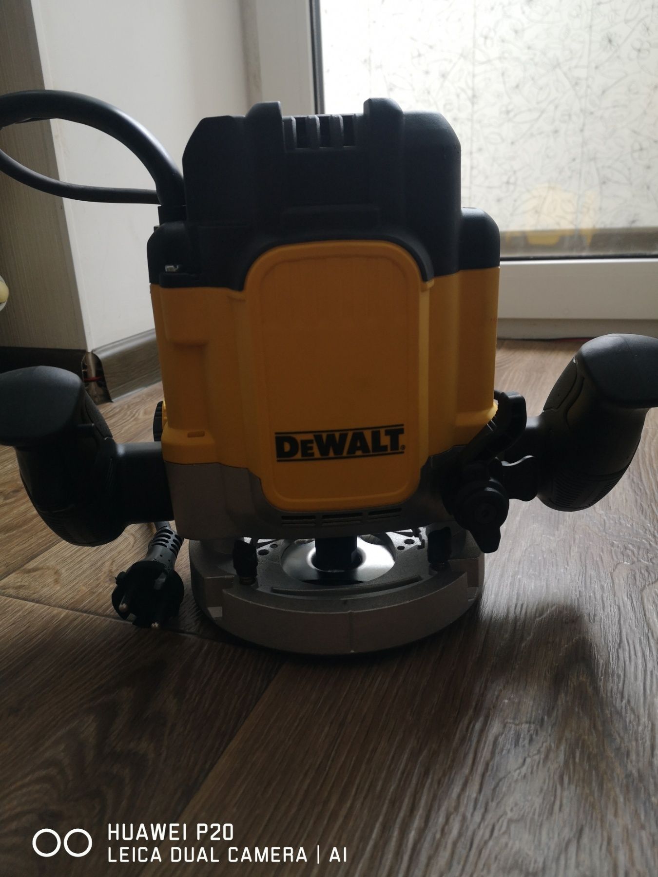 Електричний фрезер фірми Dewalt