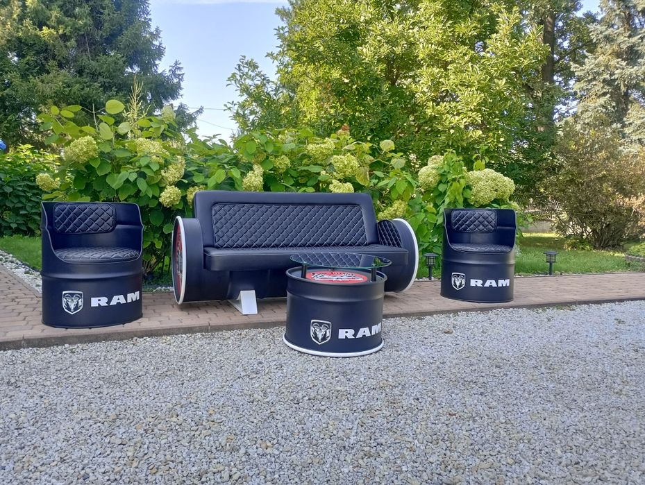 Sofa, dwa fotele, stolik.