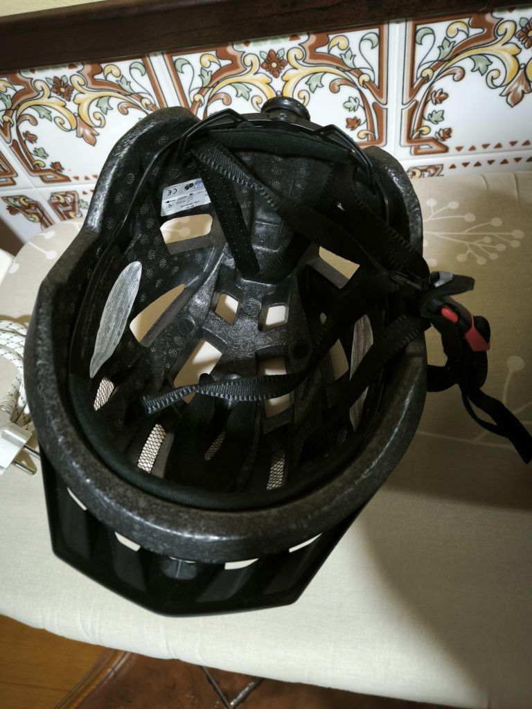 Capacetes de bicicleta ou trotinete
