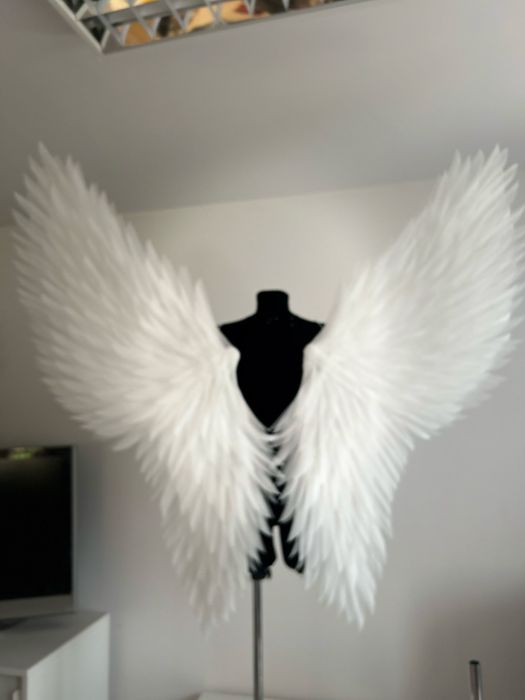 Duże białe skrzydła z led-podswietleniem