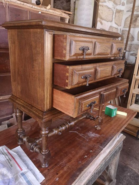 Cómoda Antiga em Madeira de Castanho Maciço – Peça clássica e única!