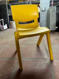 cadeiras amarelas para criança