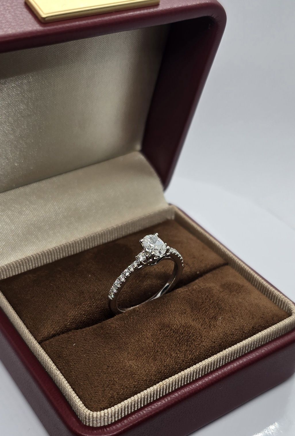 Złoty pierścionek z diamentami 0,67 ct