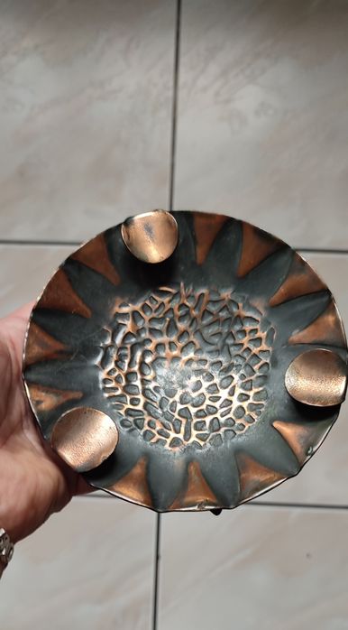 Stara miedziana popielnica z epoki PRL