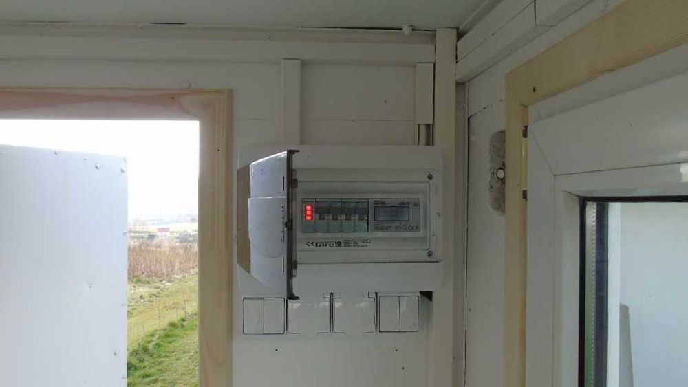 Kiosk na działalność na kółkach z tablicami ubezbieczeniem