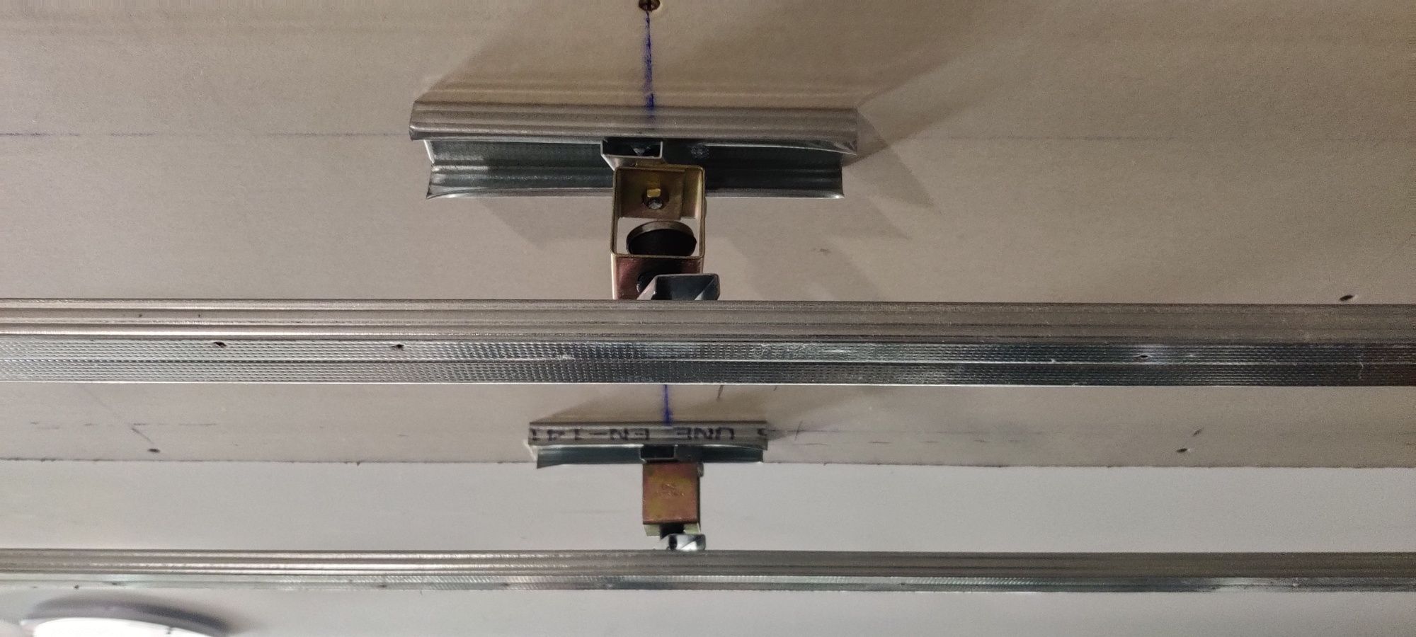 Estrutura e montantes de teto e parede falsa, apoios anti-vibráticos