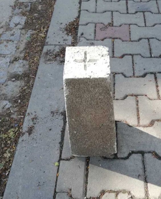 Słupek betonowy jasny