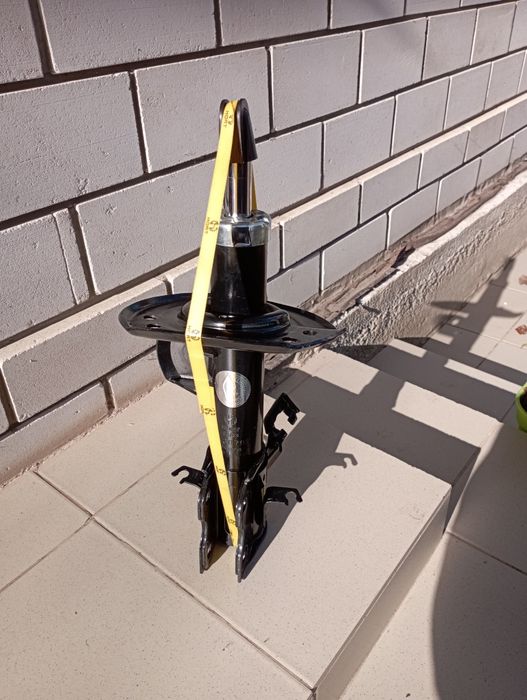 Амортизатор Nissan Leaf Стойка Ніссан Ліф передня права