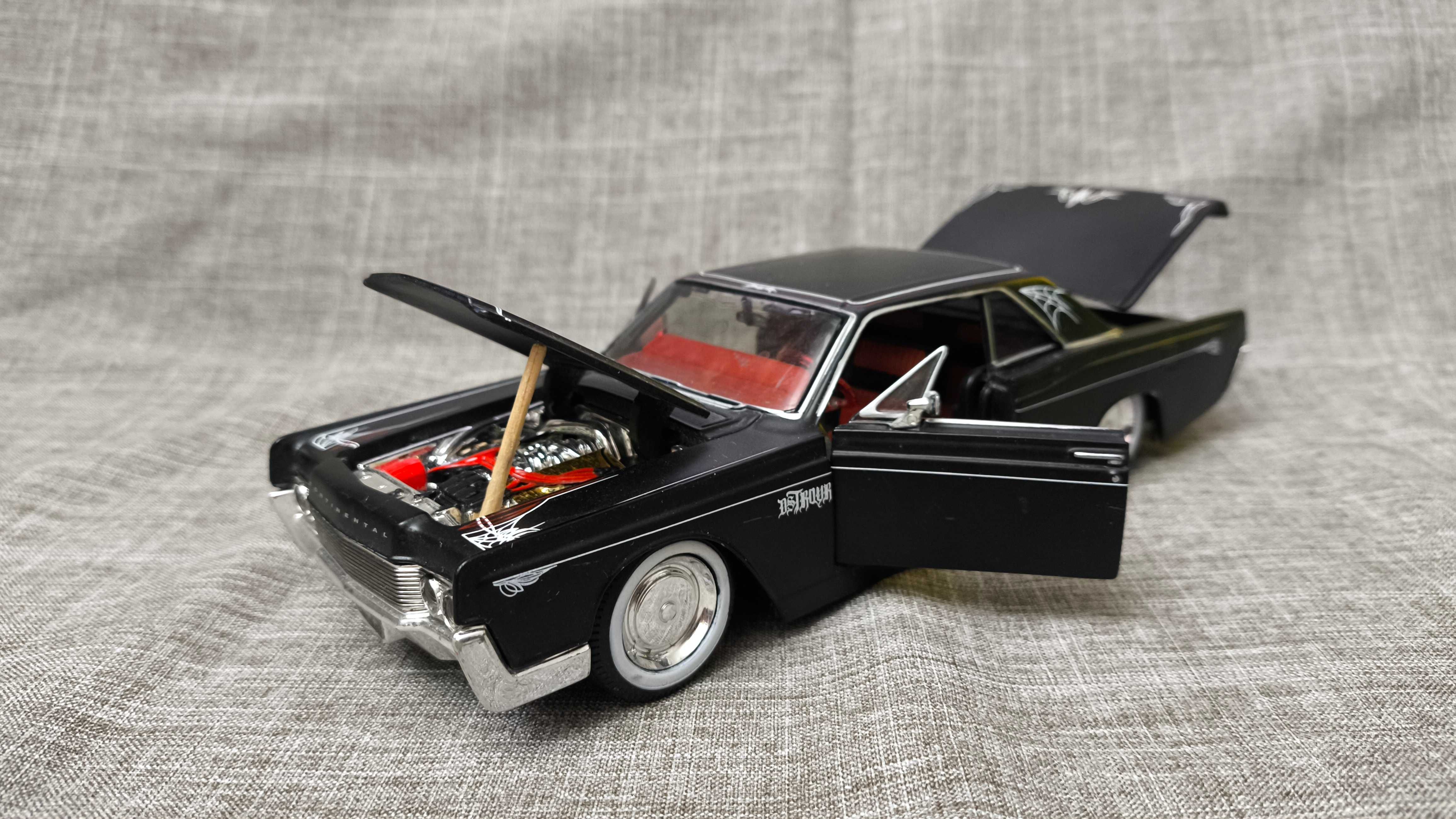 Модель Lincoln Continental 1966 1/24 Maisto