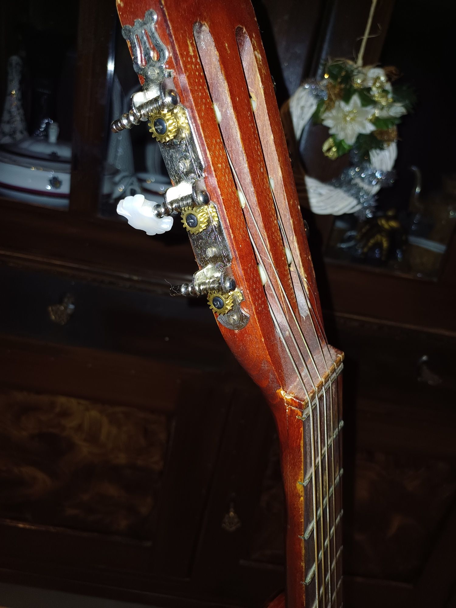 Gitara ze stojakiem i podnóżka