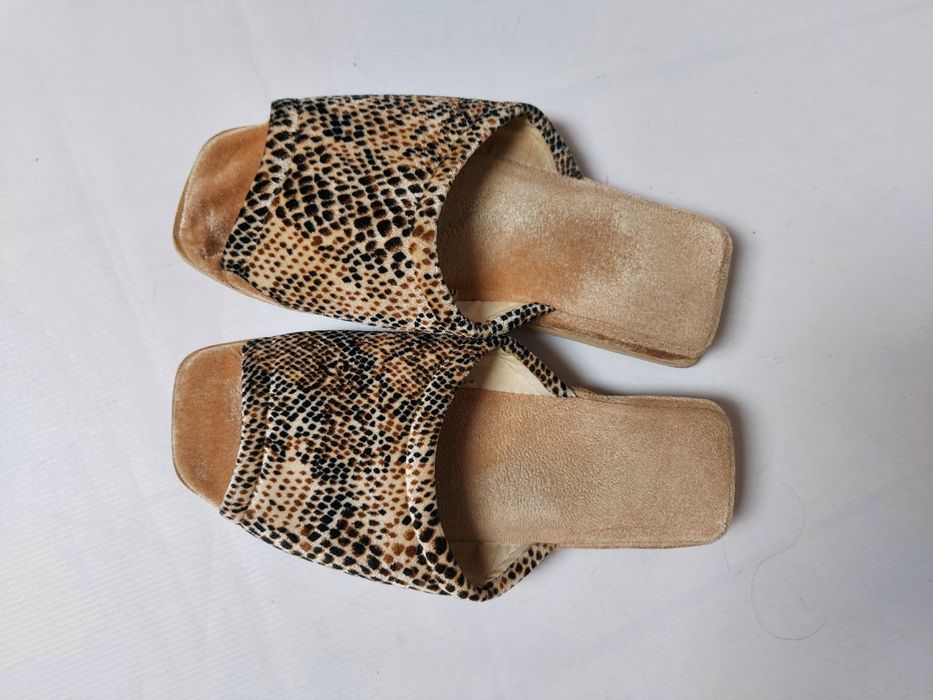 Beżowe kapcie damskie w panterkę odkryte palce 40 wkładka 27 cm