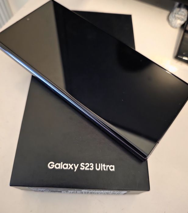 Samsung Galaxy S23 Ultra - 256GB / 8GB