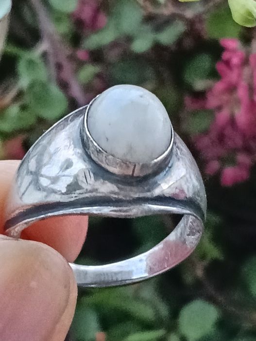 Srebrny pierścionek z kamieniem księżycowym