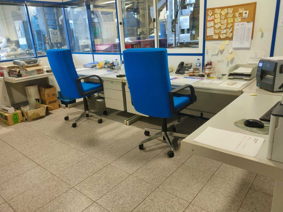 Estrutura para gabinetes ou arrumos com secretárias, móveis e cadeiras