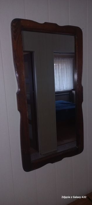 Duże lustro w drewnianej ramie