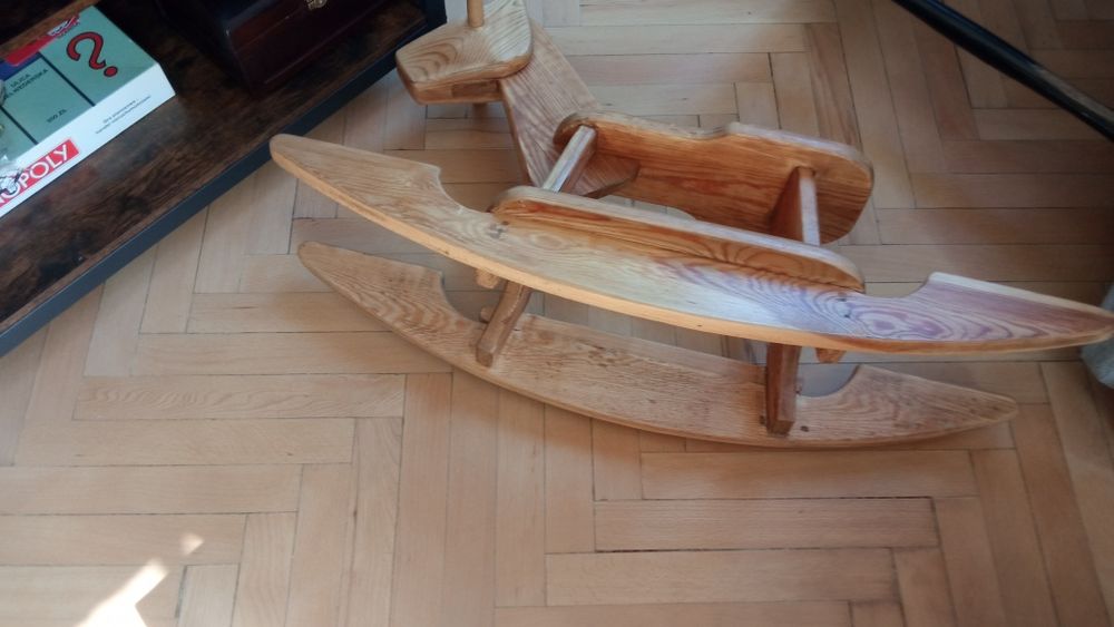 Stary drewniany konik na biegunach