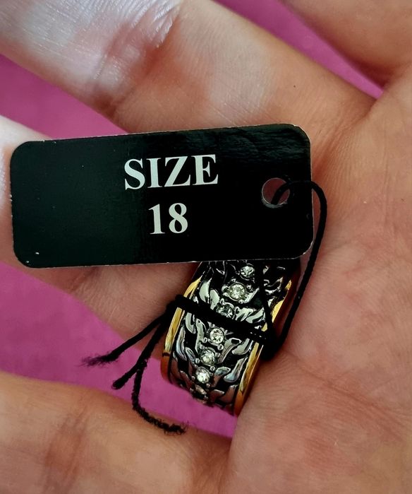 Anel bicolor, em aço, com fiada de zirconias no centro. T18