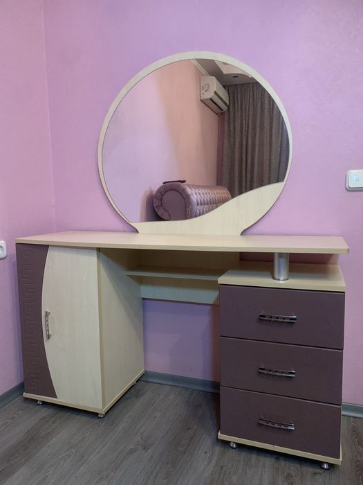 Туалетний столик з дзеркалом