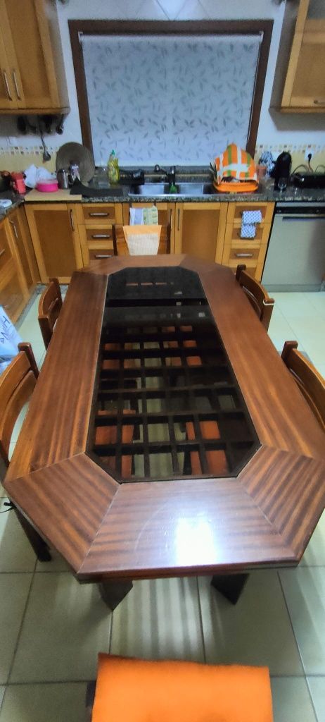 Mesa de madeira com vidro e seis cadeiras
