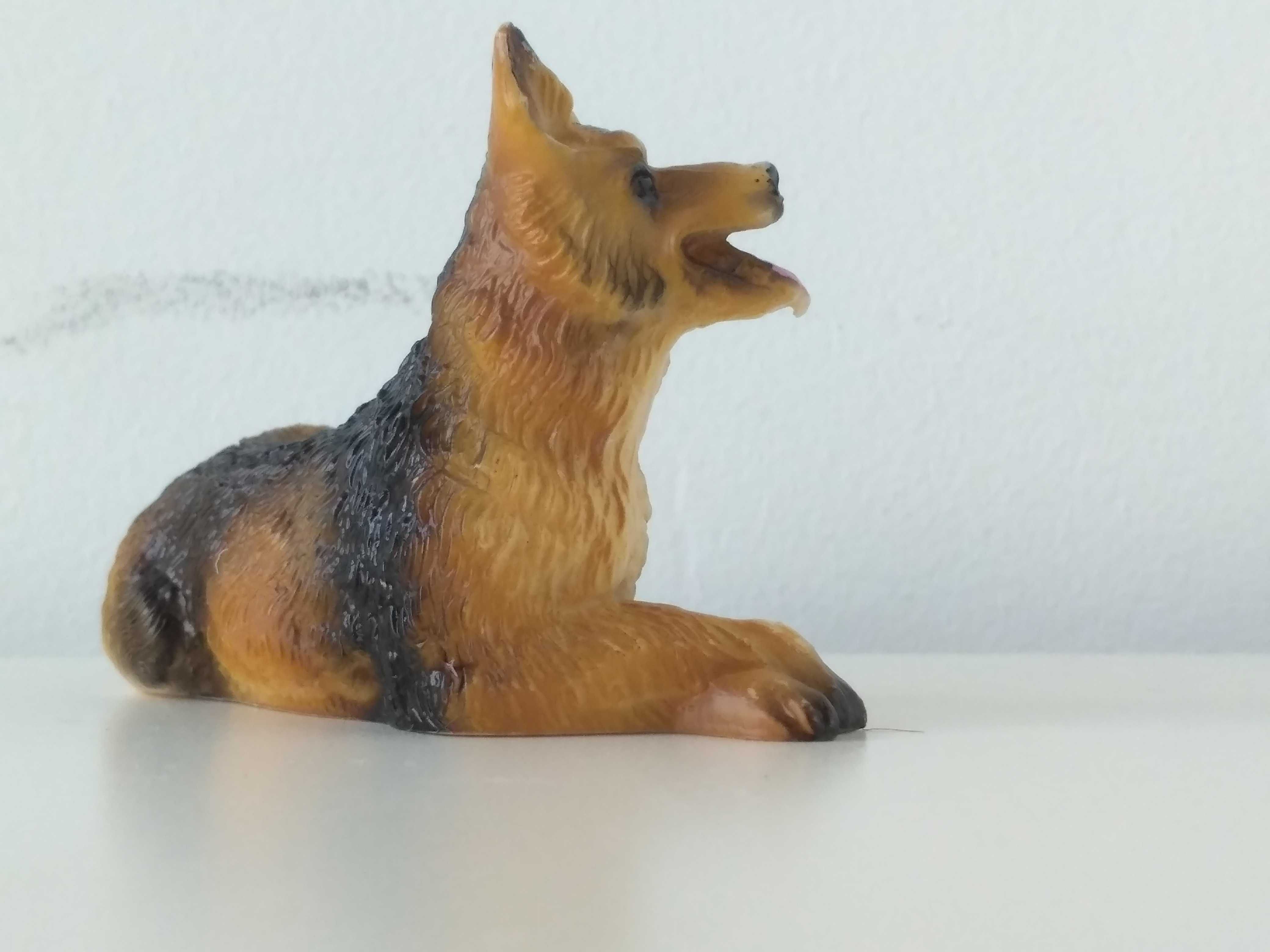 Pies Schleich: leżący owczarek niemiecki