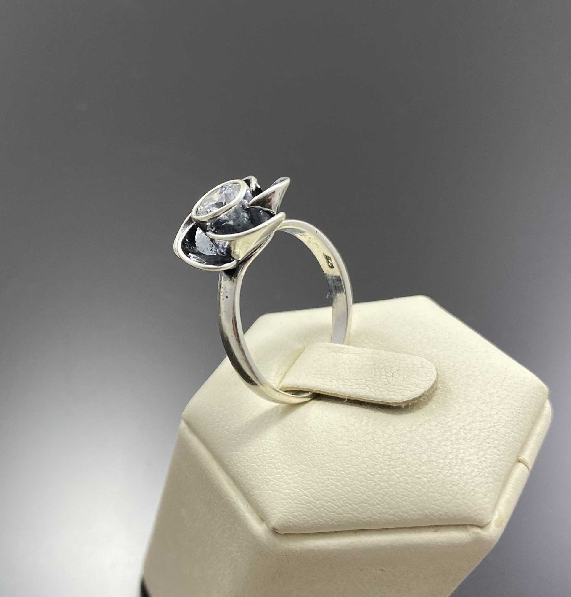 Srebrny pierścień kwiat Ag925 r22