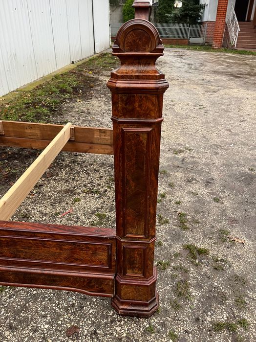 Stare łóżko Biedermeier .