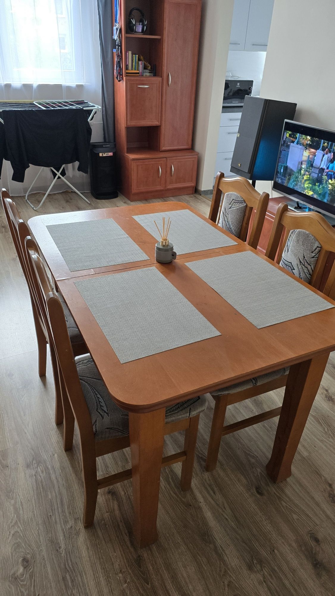 Stół drewniany, rozkładany + 4 krzesła