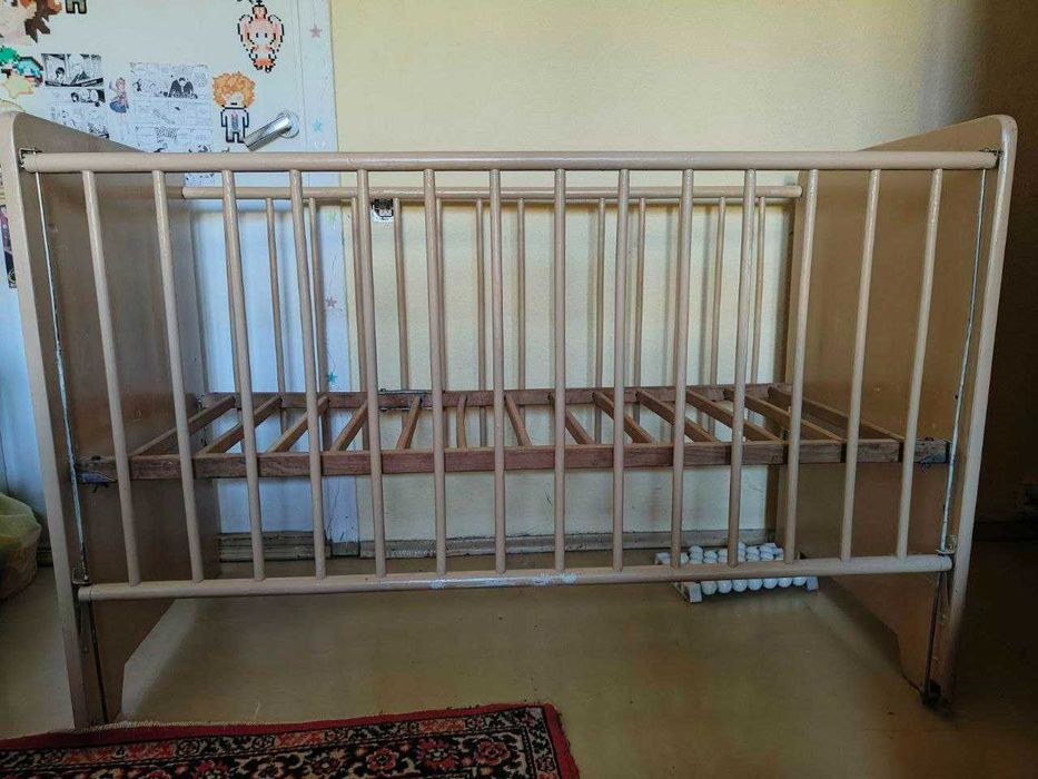 Дитяче ліжечко, комбіноване. Передня решітка опускається.
