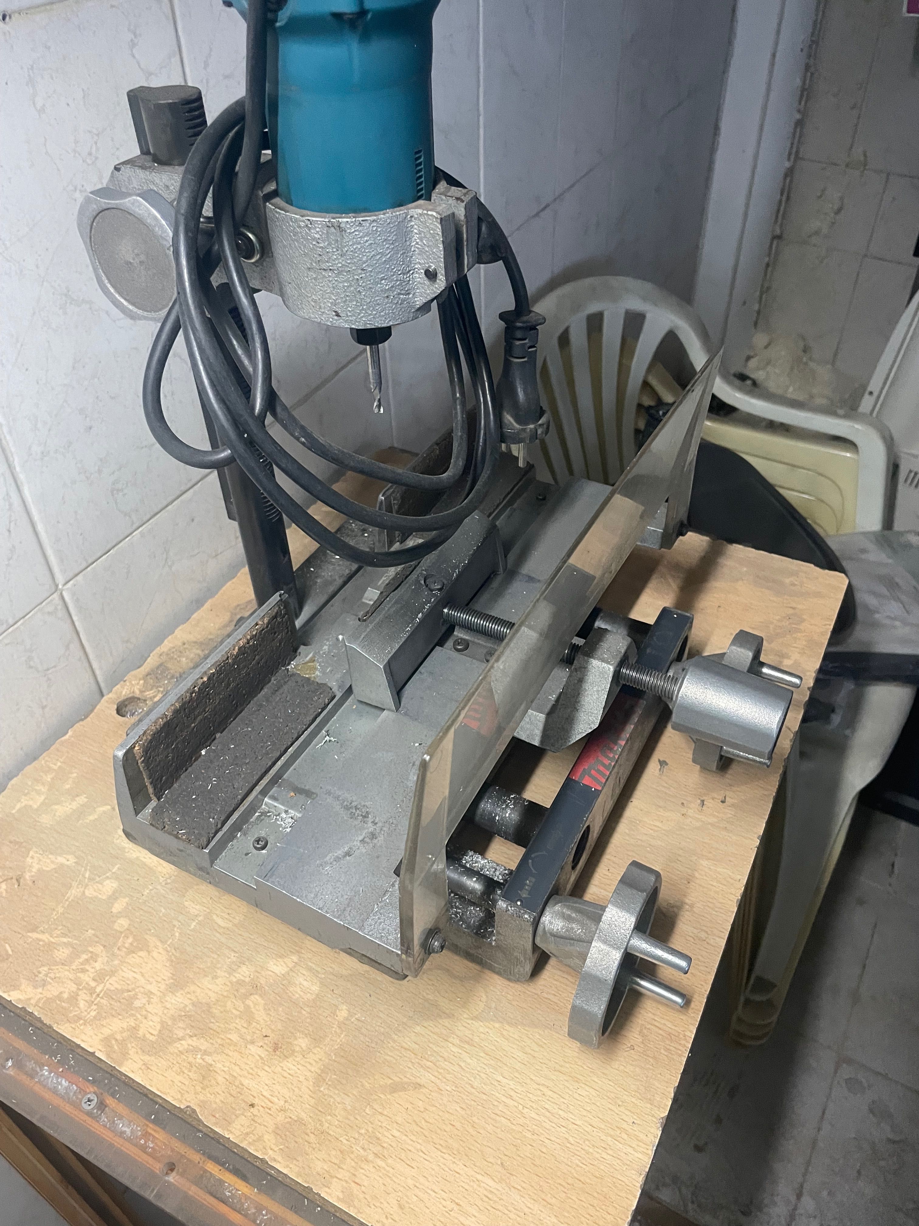 Fresa Makita com bancada de movimento.