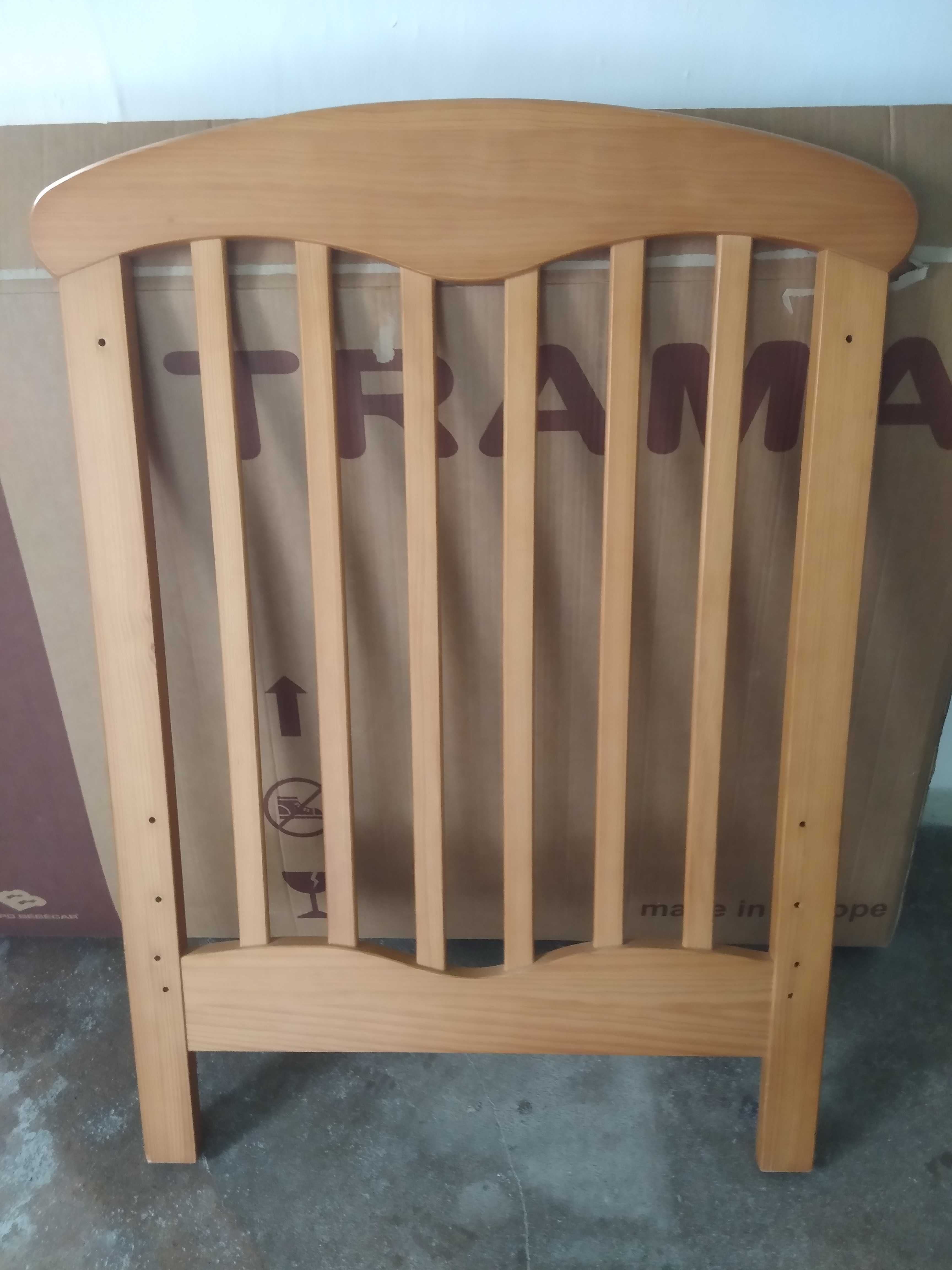 Cama de bebe de grades de madeira