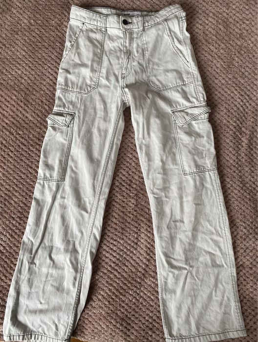 Białe spodnie Bershka