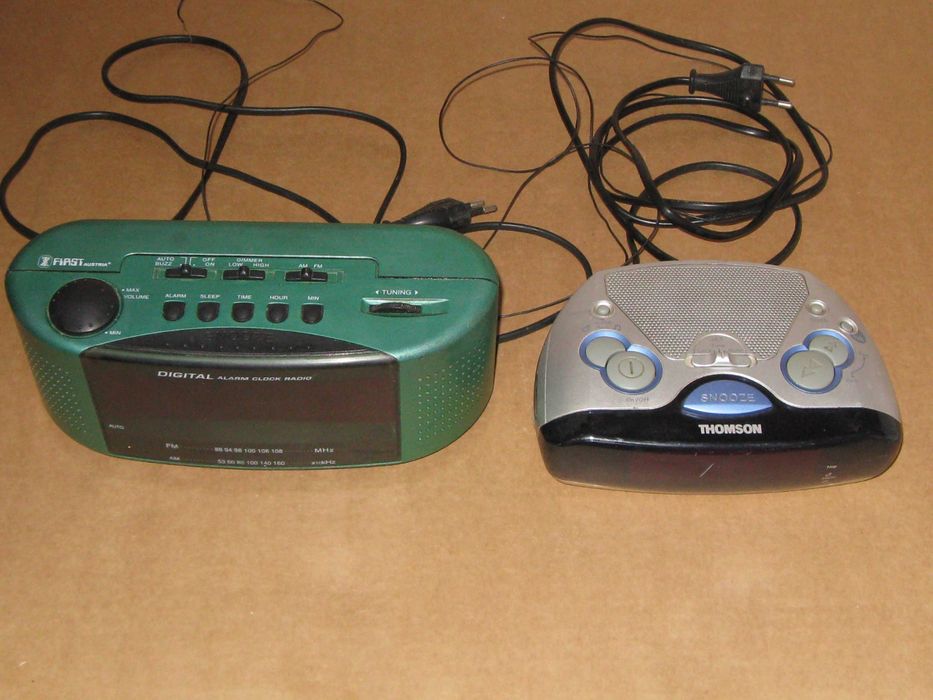 электронные часы с радио 2шт. одним лотом