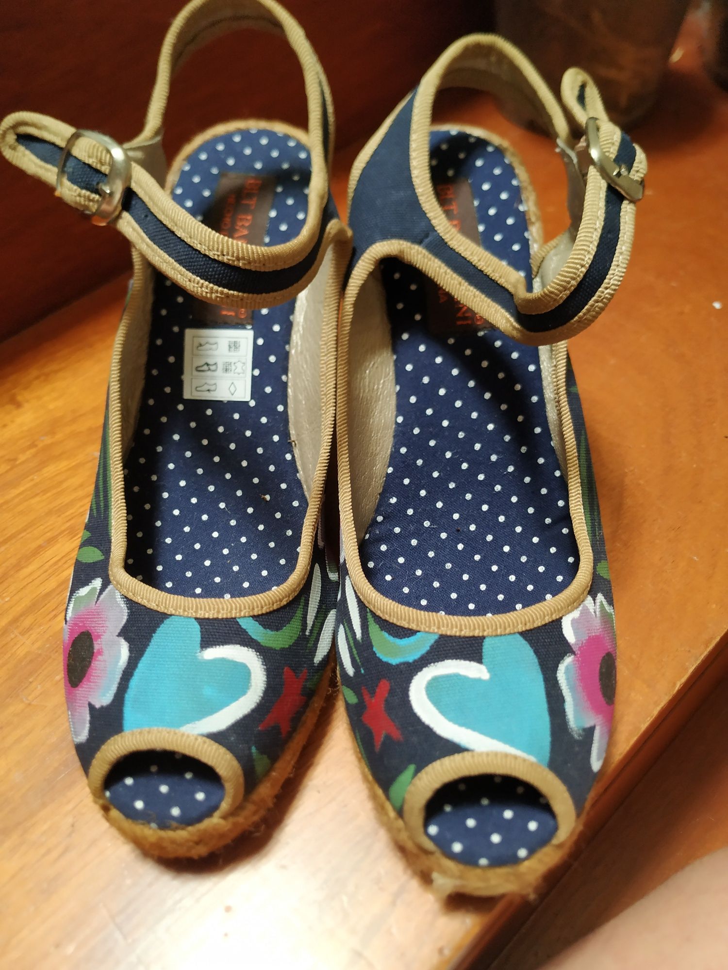 Sandálias azuis de lona pintadas